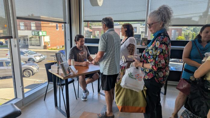 Plus de 250 personnes au lancement de Traumathys de David Goudreault à Sherbrooke
