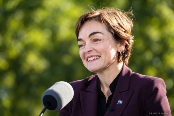 La CAQ multiplie les promesses, mais essuie les critiques sur Facebook